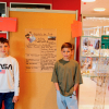 Infotheke zum Tierschutz im Foyer des WHG